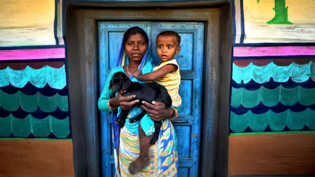 આદિવાસી મહિલા બાળક સાથે