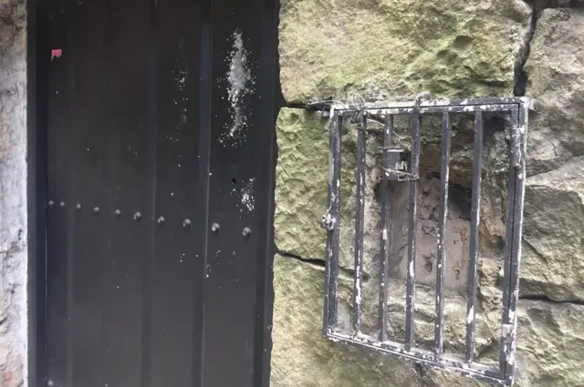 Puerta de la mansión