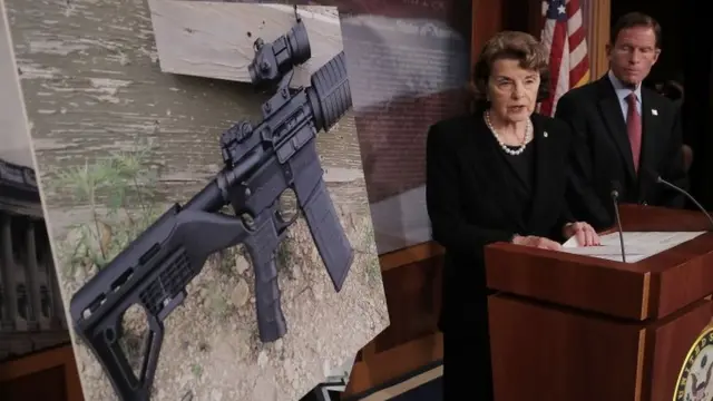 Los senadores Dianne Feinstein y Richard Blumenthal en una conferencia de prensa