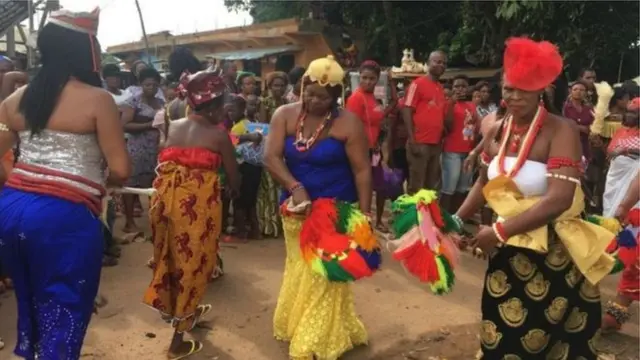 Di priestess dem of di Imo Awka diety dey dance on di first day of di festival