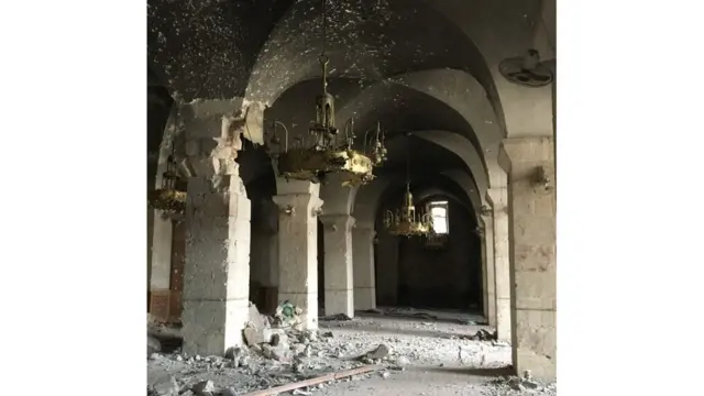 Di dalam Masjid Umayyahh, sebuah lampu gantung masih berada di tempatnya.