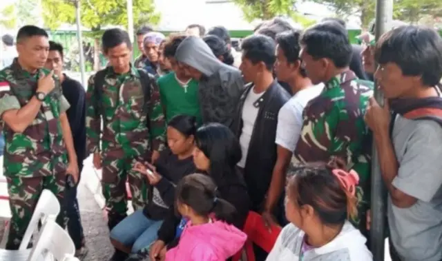 Keluarga korban mendatangi Kodim 1702 Jayawijaya untuk mengetahui kondisi keluarga yang diduga menjadi korban penembakan.