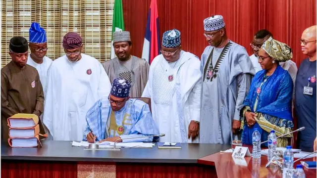 Aarẹ n buwọlu iṣuna ọdun 2020 niwaju awọn adari ẹka iṣejọba gbogbo lorilẹede NAijiria