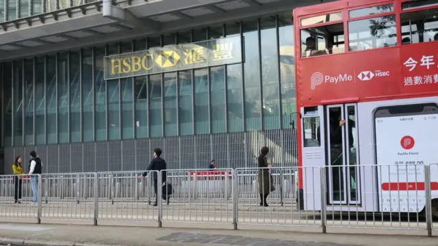 香港中環匯豐銀行總行德輔道中一側落下閘門（3/1/2020）