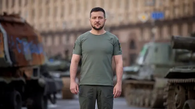 Президент Зеленський записав звернення з нагоди Дня незалежності України на фоні розбитих російських танків