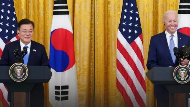 문재인 대통령과 조 바이든 미국 대통령이 지난 5월 한미정상회담 뒤 백악관 이스트룸에서 공동 기자회견을 하고 있다