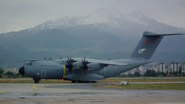 Türkiye'den Somali'ye gönderilen uçakta sağlık malzemeleri ile sağlık personeli de bulunuyordu.