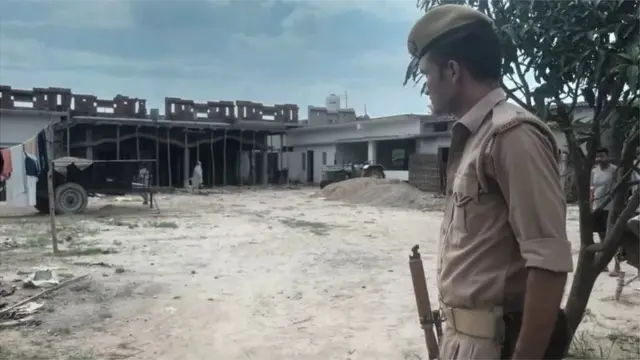 નક્ષત્રસિંહના ઘરની બહાર પહેરો ભરતા સુરક્ષાકર્મી