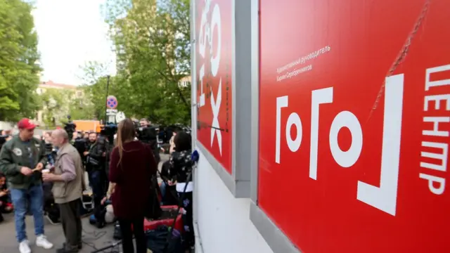 у стен "Гоголь-центра"