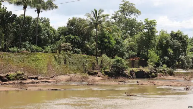 नदीच्या काठी आता अशी एक संरक्षण भिंत बांधण्यात आली आहे
