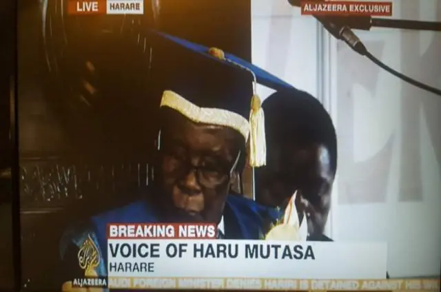 பல்கலைக்கழகப் பட்டமளிப்பு விழாவில் பங்கேற்ற முகாபே.