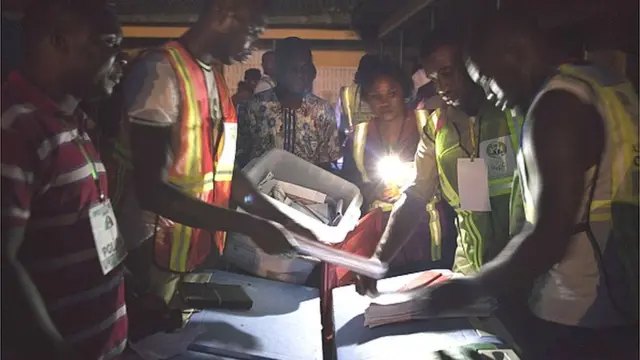 Awọn osisẹ eleto idibo tan ina soju ni alẹ lati ka ibo