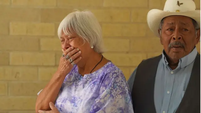 Feligreses católicos lloran a la salida de una misa en Uvalde.