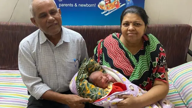 મગનભાઈ તેમનાં પત્ની અને બાળક સાથે