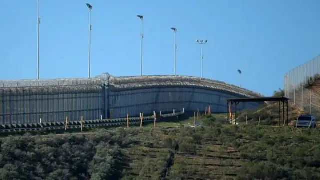 АКШ менен Мексика чек арасындагы учурдагы тосмо.