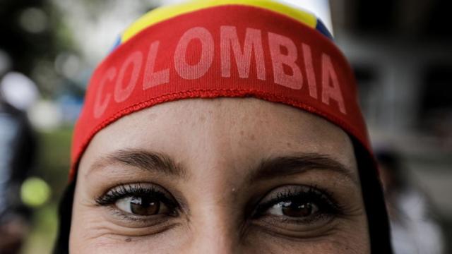 Mujer con una bandana de Colombia.