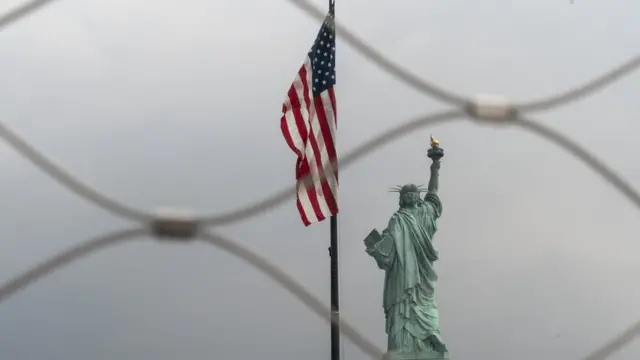 Cerca com Estátua da Liberdade e bandeira dos EUA no panonovibet fora do arfundo