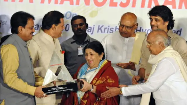 2010లో లతా మంగేష్కర్ను సత్కరిస్తున్న అక్కినేని నాగేశ్వరరావు, అప్పటి ఏపీ సీఎం రోశయ్య (ఏఎన్ఆర్ నేషనల్ అవార్డును లతా మంగేష్కర్కు ప్రదానం చేసిన సందర్భంలో)