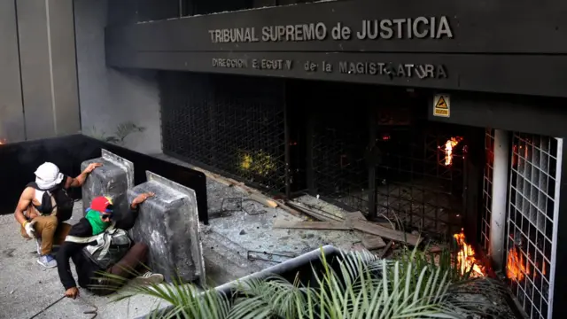 La fachada de la sede del TSJ en el este de Caracas.