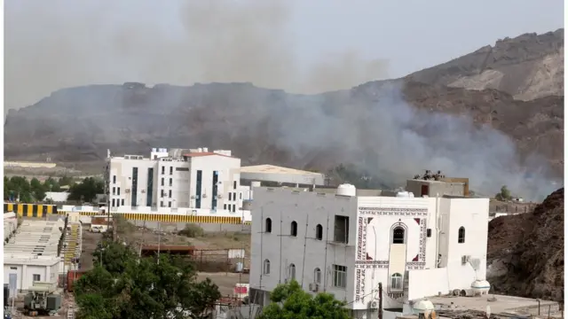 دخان يتصاعد وسط الاشتباكات