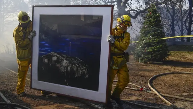 Bomberos retiran un cuadro