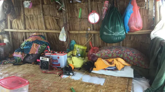 ကျားဖောင်ပေါ်က ဖောင်လုပ်သားတွေ အိပ်စက် အနားယူရာ နေရာ