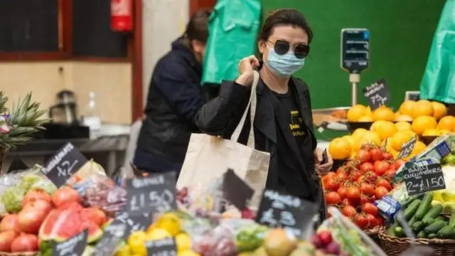 বিশেষজ্ঞরা কয়েক মাস যাবত বলে আসছিলেন যে মাস্ক মানুষকে মিথ্যা নিরাপত্তার একটা ধারণা দেবে এবং মাস্কের চাহিদা বেড়ে গেলে কোভিড-১৯ রোগীদের সেবা দেয়া ব্যক্তিরা - যাদের মাস্ক পরা জরুরি - হয়তো মাস্ক পাবেন না।
