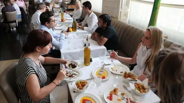 Extranjeros en un restaurante
