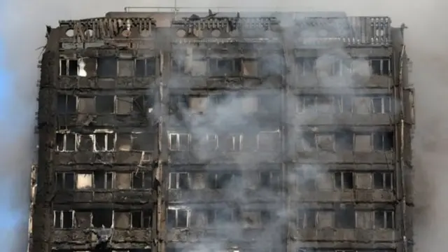 लंदन की इमारत में लगी आग