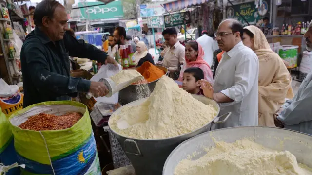 حکومت کی جانب سے یہ دعویٰ کیا گیا ہے کہ اس نے عالمی سطح پر خوردنی اشیاء کی قیمتوں میں ہونے والے اضافے کو مکمل طور پر صارفین کو منتقل نہیں کیا