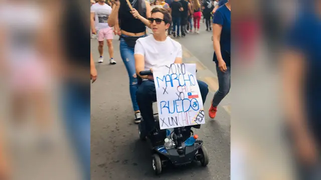 "Yo no marcho por Chile, yo ruedo por un Chile mejor", decía una pancarta
