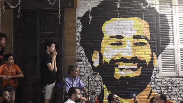 Namoota waa ilaalaa jiraniif suuraa Mo Saalaa ededarratti