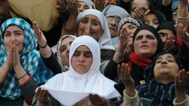 दुआ में उठे हाथ