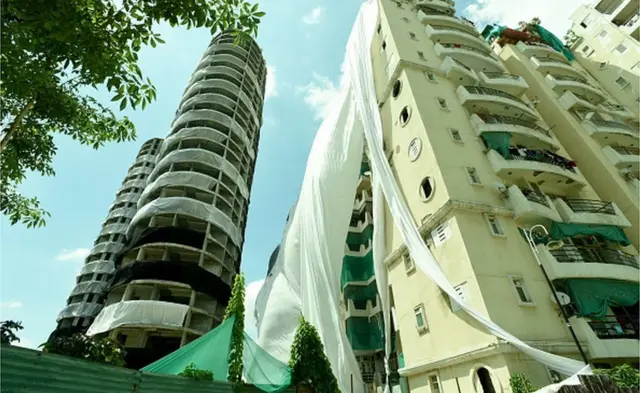 નજીકની વસાહતી ઇમારત ટ્વિન ટાવરથી માંડ 9 મીટર દૂર છે