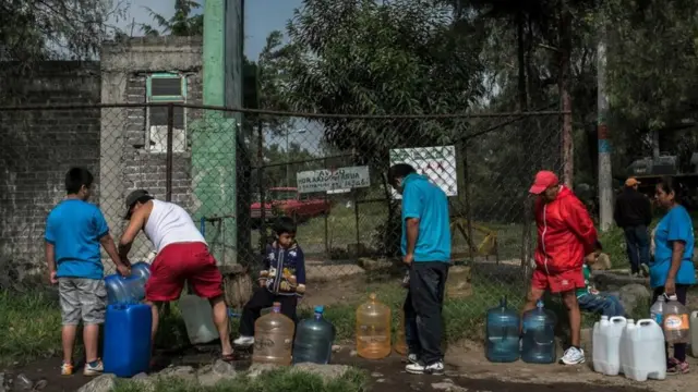 سكان المدينة يصطغون لتعبئة بعض القارورات بالمياه