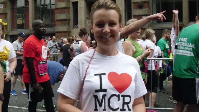 ম্যারাথনে দৌড়াতে এসেছেন জুলি ক্লার্ক