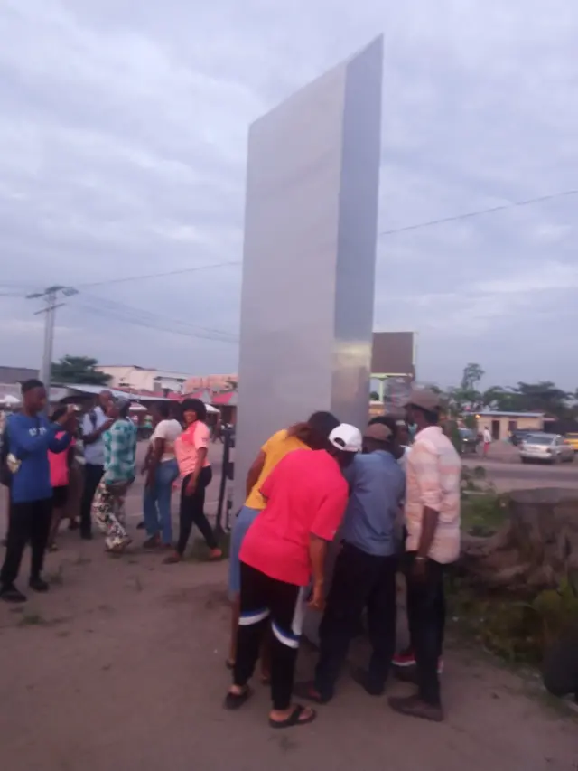 Watu wakikishangaa chuma cha ajabu kilichoonekana mjini Kinshasa