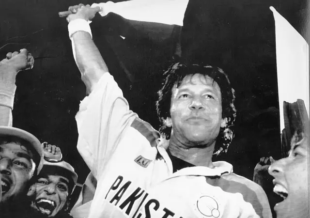 Imran Khan celebra la victoria de la Copa del Mundo de 1992