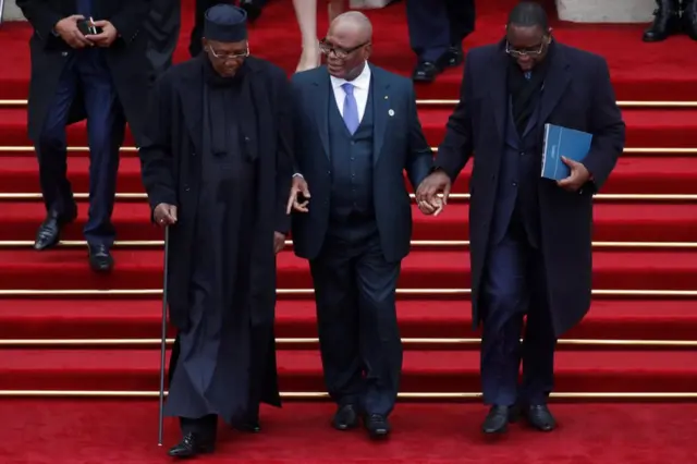 Pirezedaantii Chaad Idiriis Derbii (bitaa), Gaggeessaa Maalii Ibraahim Baabubakar (gidduu) fi pirezedaantii Senedaal Maakii Saal (mirgaa) yeroo masaraa Elisee keessaa ba'aa jiranitti …