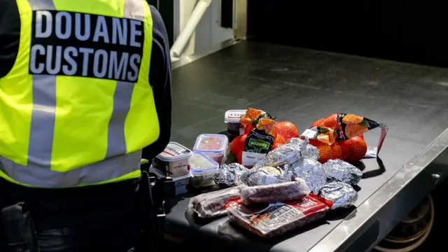 مأموران گمرک هلند مواد غذایی رانندگانی را که از بریتانیا آمده‌اند، توقیف می‌کنند