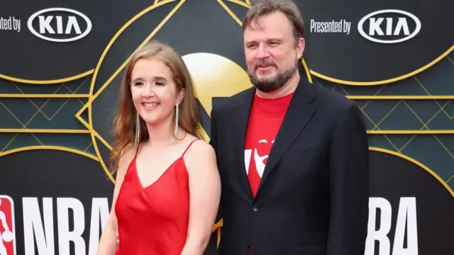 El gerente general de Houston Rockets, Daryl Morey junto a su esposa Ellen Morey.