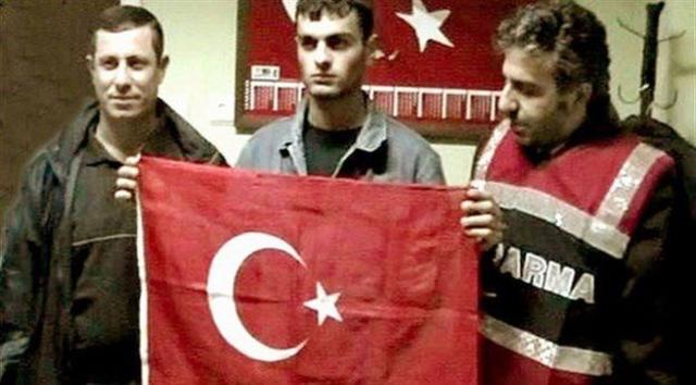 Ogün Samast'ın yakalandıktan birkaç gün sonra bazı polis memurlarıyla birlikte Türkiye bayrağı önünde çekilmiş görüntüleri yayımlandı