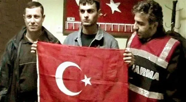 Ogün Samast'ın yakalandıktan birkaç gün sonra bazı polis memurlarıyla birlikte Türkiye bayrağı önünde çekilmiş görüntüleri yayımlandı