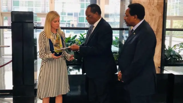 Waziri wa Mambo ya Nje na Ushirikiano wa Afrika Mashariki Prof. Palamagamba John Kabudi (Mb) akikabidhi ujumbe maalum wa Rais Dkt John Pombe Magufuli kwenda kwa Rais wa Marekani Doland Trump. Anayeshuhudia ni Balozi wa Tanzania Nchini Marekani Balozi Wilson Masilingi