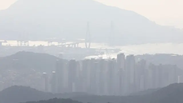 (캡션) 북한 선박에 제품을 옮겨 실은 한국 선박은 부산항에 6개월째 억류 중이다