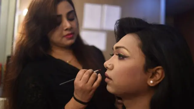 তাসনুভা শিশির তার প্রথম বুলেটিন পাঠের আগে মেক-আপ নিচ্ছেন, ০৮/০৩/২০২১