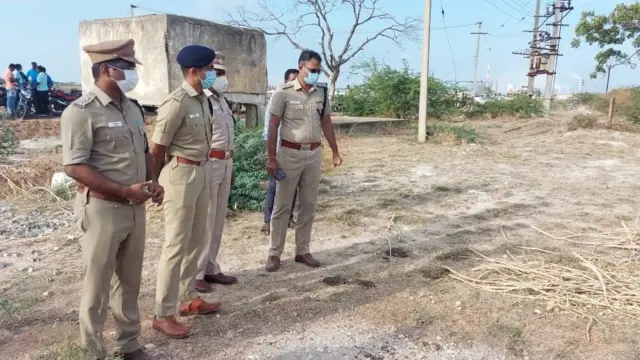 என்கவுன்டர் நடந்த பகுதியை பார்வையிடும் காவல்துறை உயரதிகாரிகள்