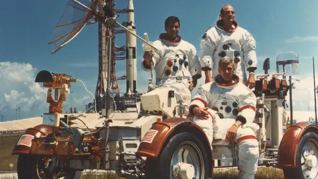 Nesta imagem, Schmitt, Evans e Cernan são fotografados com o Lunar Roving Vehicle (LRV) durante o lançamento do foguete Apollo 17, em 1972