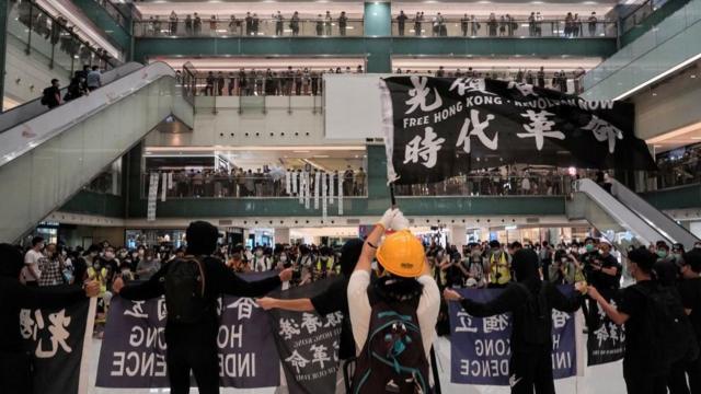 6月12日，一百多名香港抗议者聚集在沙田新城市广场，纪念“反送中”运动一周年。