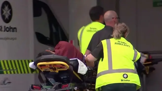 نقل مصاب في الحادث